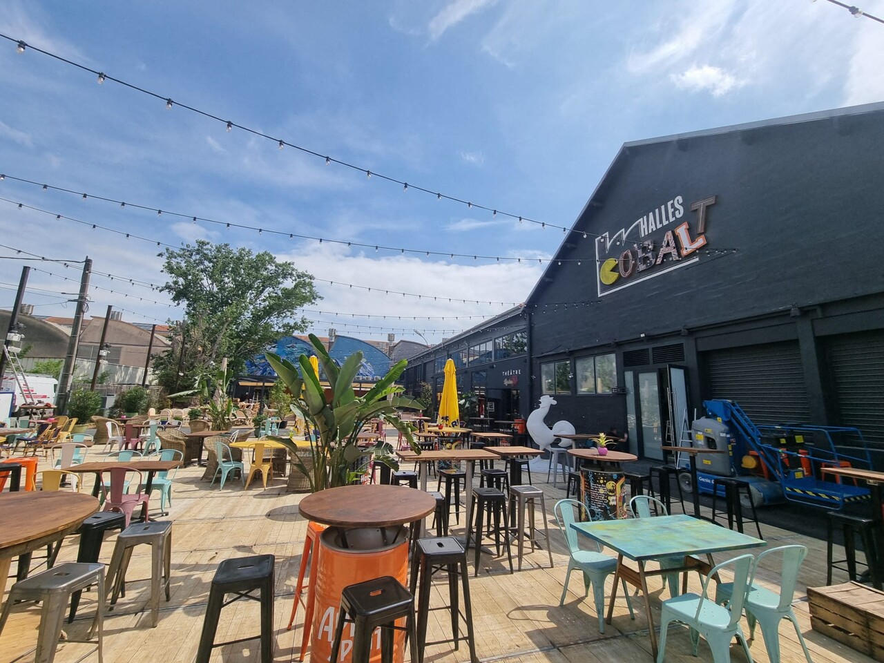 La terrasse des Halles Cobalt et son enseigne